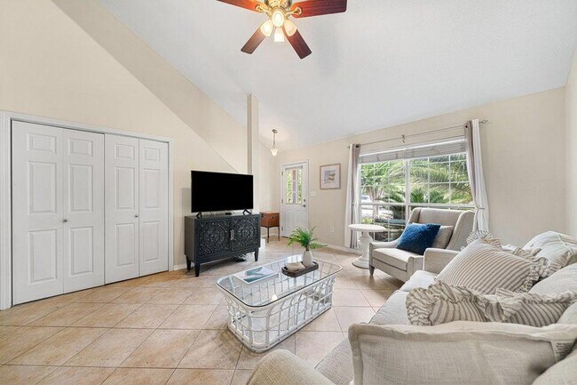 Building Photo - 42 Vía Largo