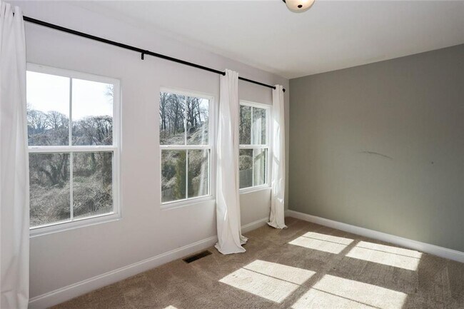 Building Photo - 313 Skylar Way SE