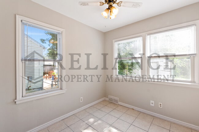 Building Photo - 804 N Battin St