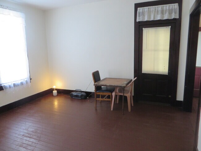 Building Photo - Large Three Bedroom, 1.5 Bathroom Home hal...