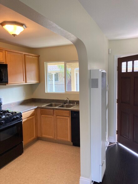 Kitchen - 320 J Ave