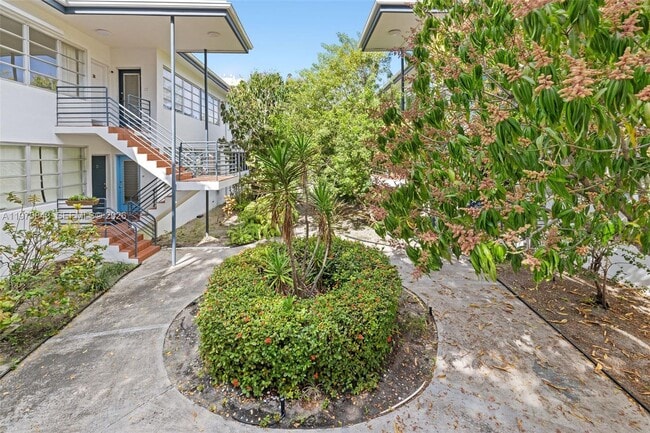 Building Photo - 4710 Pine Tree Dr