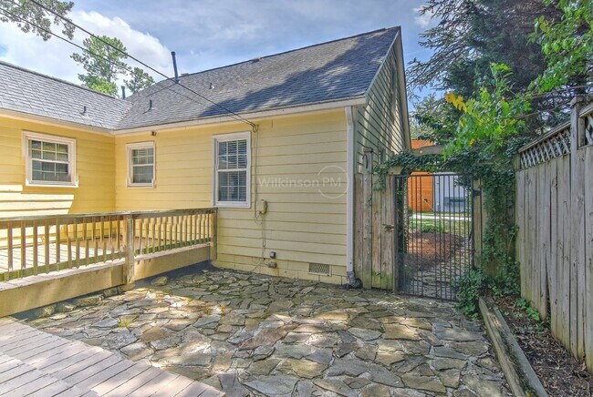 Building Photo - Cottage Home in Plaza Midwood 2Bd/1Bth wit...