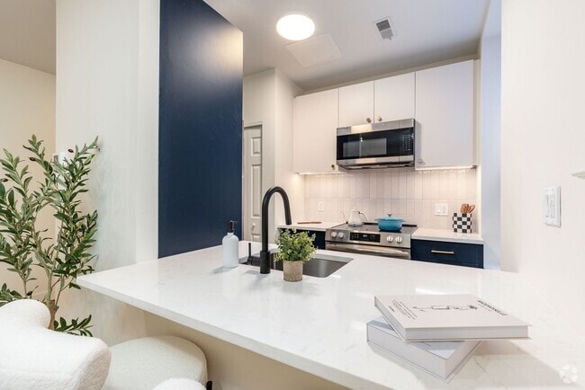 Building Photo - Carriage House