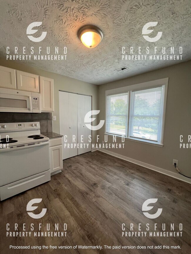 Building Photo - 2ND FLOOR Spacious & Updated 1 Bed, 1 Bath Apartment
