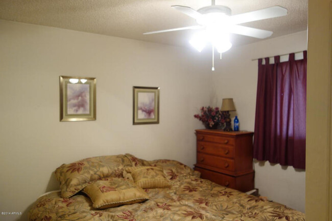 Building Photo - 4 Bedroom spacious Hallcraft!!!  Updated f...