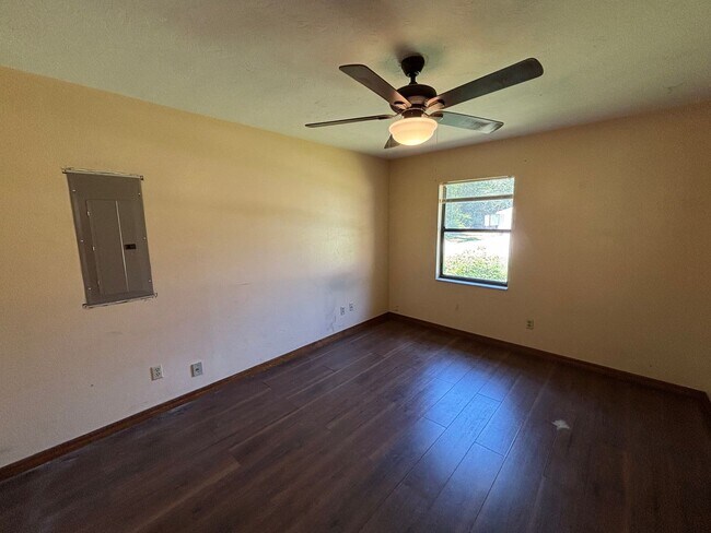 Building Photo - Ocala Park Estates / 2/2 ***Won't Last***