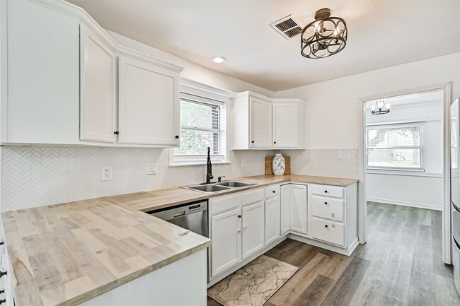 Building Photo - 212 E Castle Harbour Dr