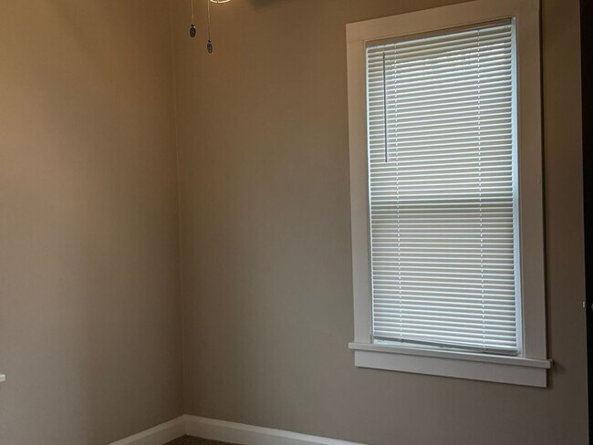 Building Photo - Adorable 3 Bedroom Bungalow...