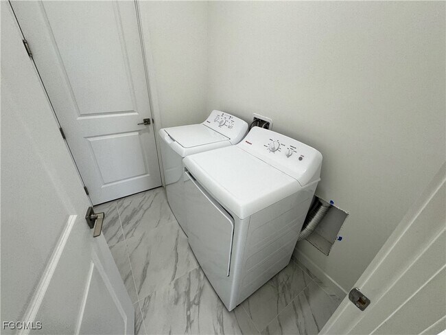 Building Photo - 1247 Kismet Pkwy W