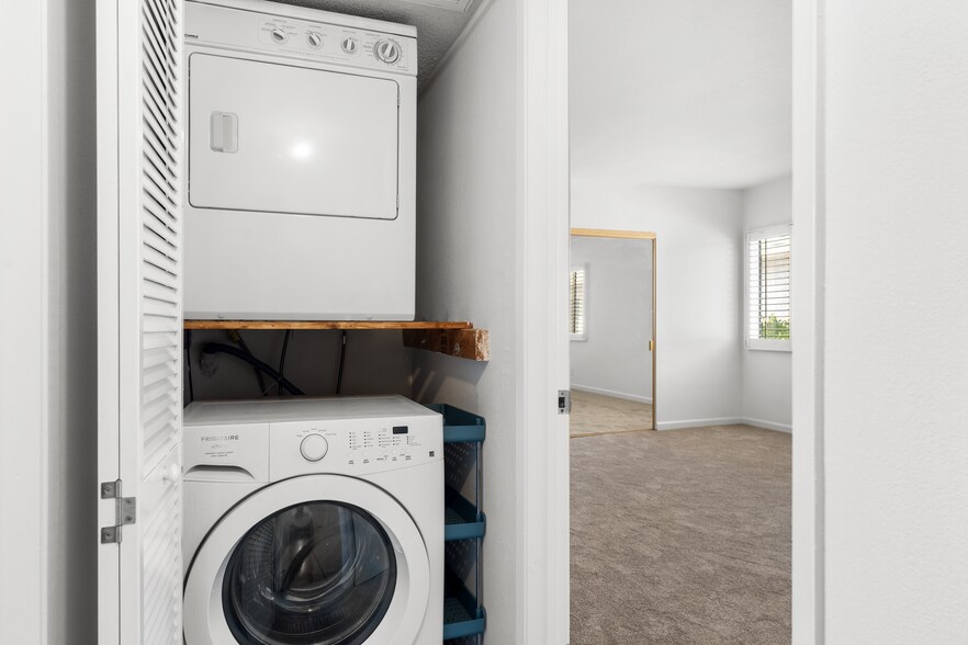 In unit washer, dryer - 11100 Acama St