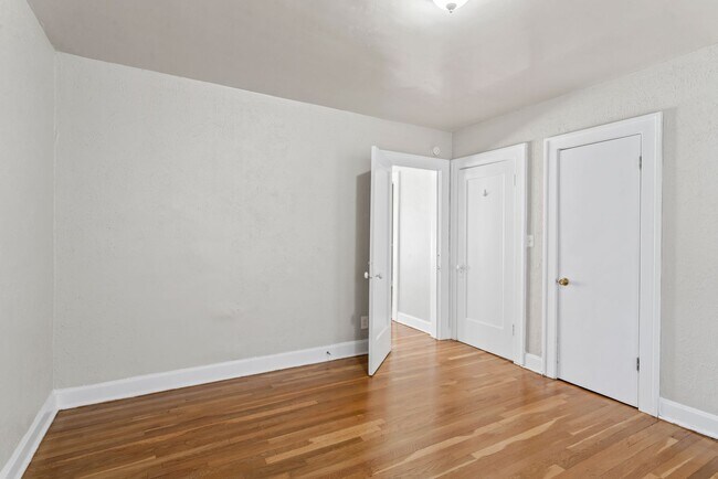 Building Photo - Charming 2-Bedroom Apartment Near UMKC – Hardwood Floors & Pet-Friendly Living in Kansas City $13...