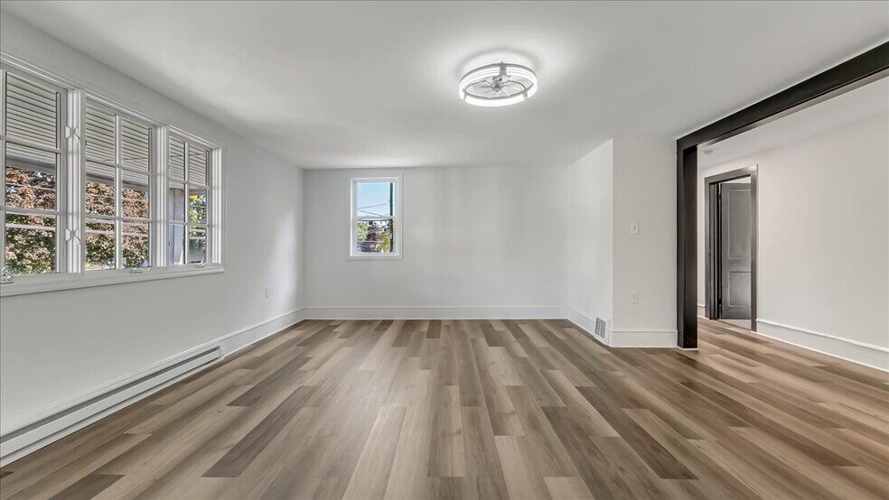 Building Photo - 960 Main St