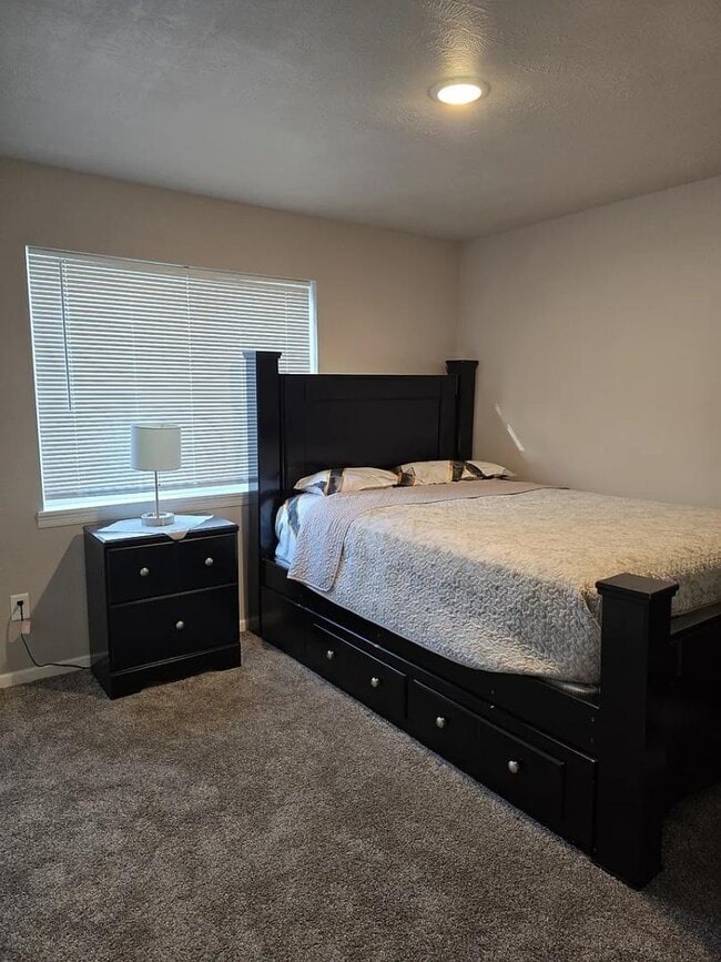 Building Photo - 6613 W 5th St