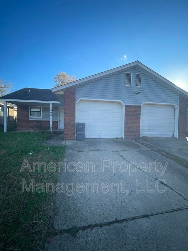 Building Photo - 1808 W 58th St