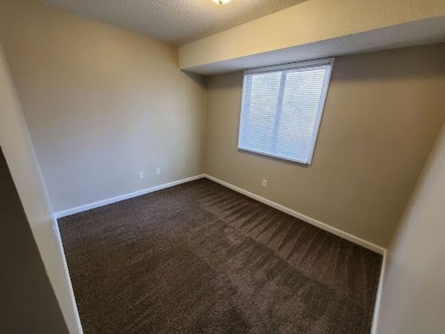 Building Photo - 3 Bedroom, 1 Bathroom split level bi-attached!