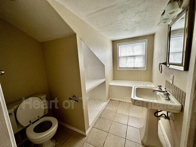 Building Photo - 2225 Pine Ave