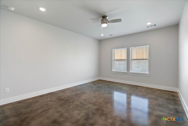 Building Photo - 223 Timberline Dr