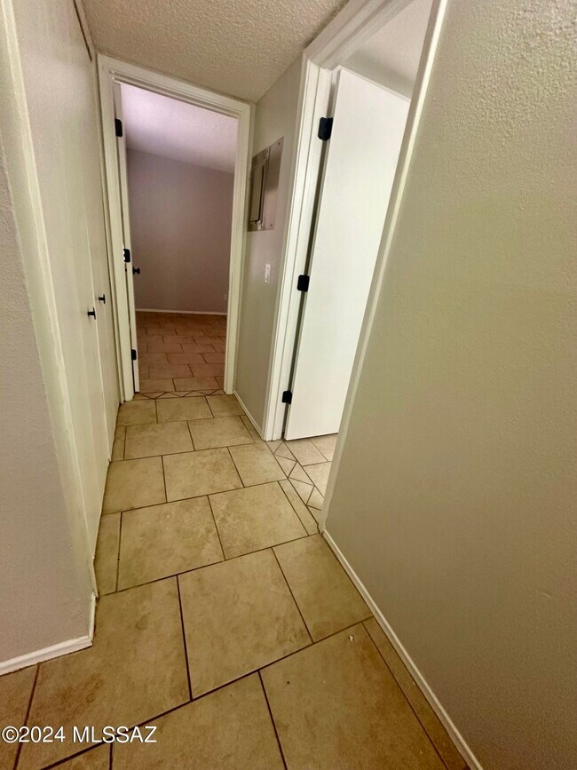 Building Photo - 2601 W Broadway Blvd