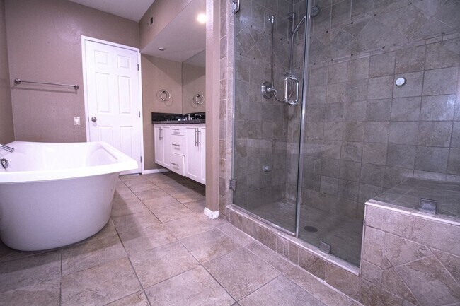 Building Photo - 848 W Huntington Dr