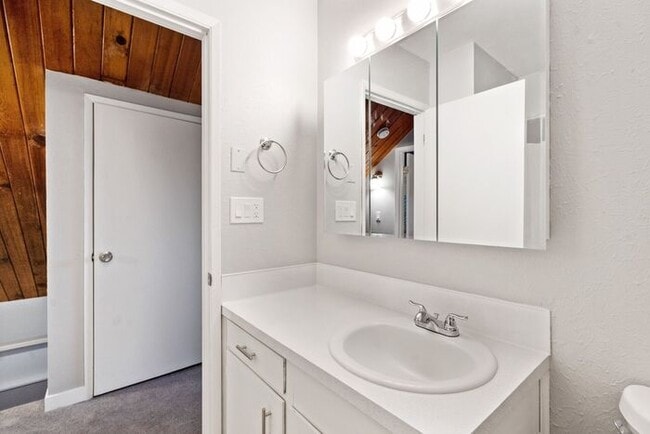 Building Photo - Beautiful Rustic-Style 1-bedroom Apartment...