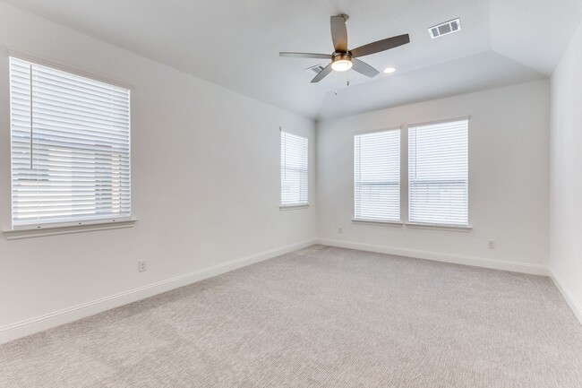 Building Photo - Modern 3 Bedroom / 2.5 Bath Townhome in Fo...