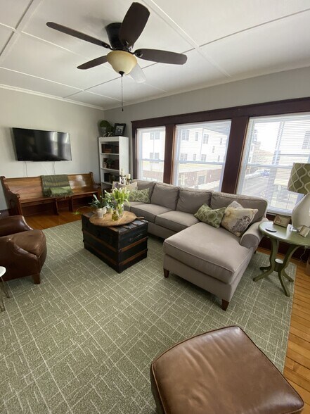 Building Photo - 281 N Main St