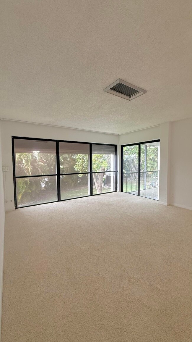 Building Photo - 1739 Embassy Dr