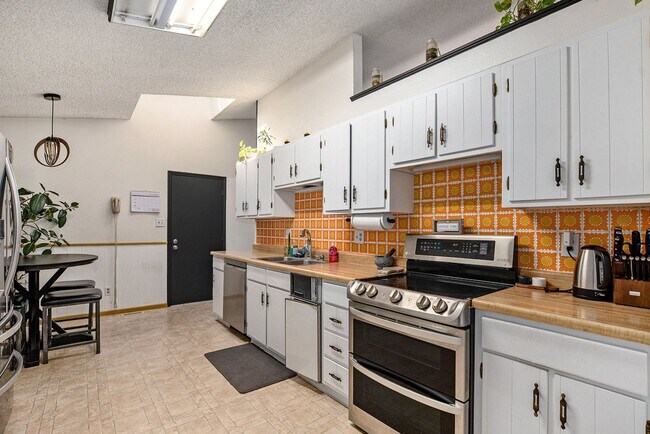 Building Photo - 4 bed/3 bath very spacious, fully furnishe...