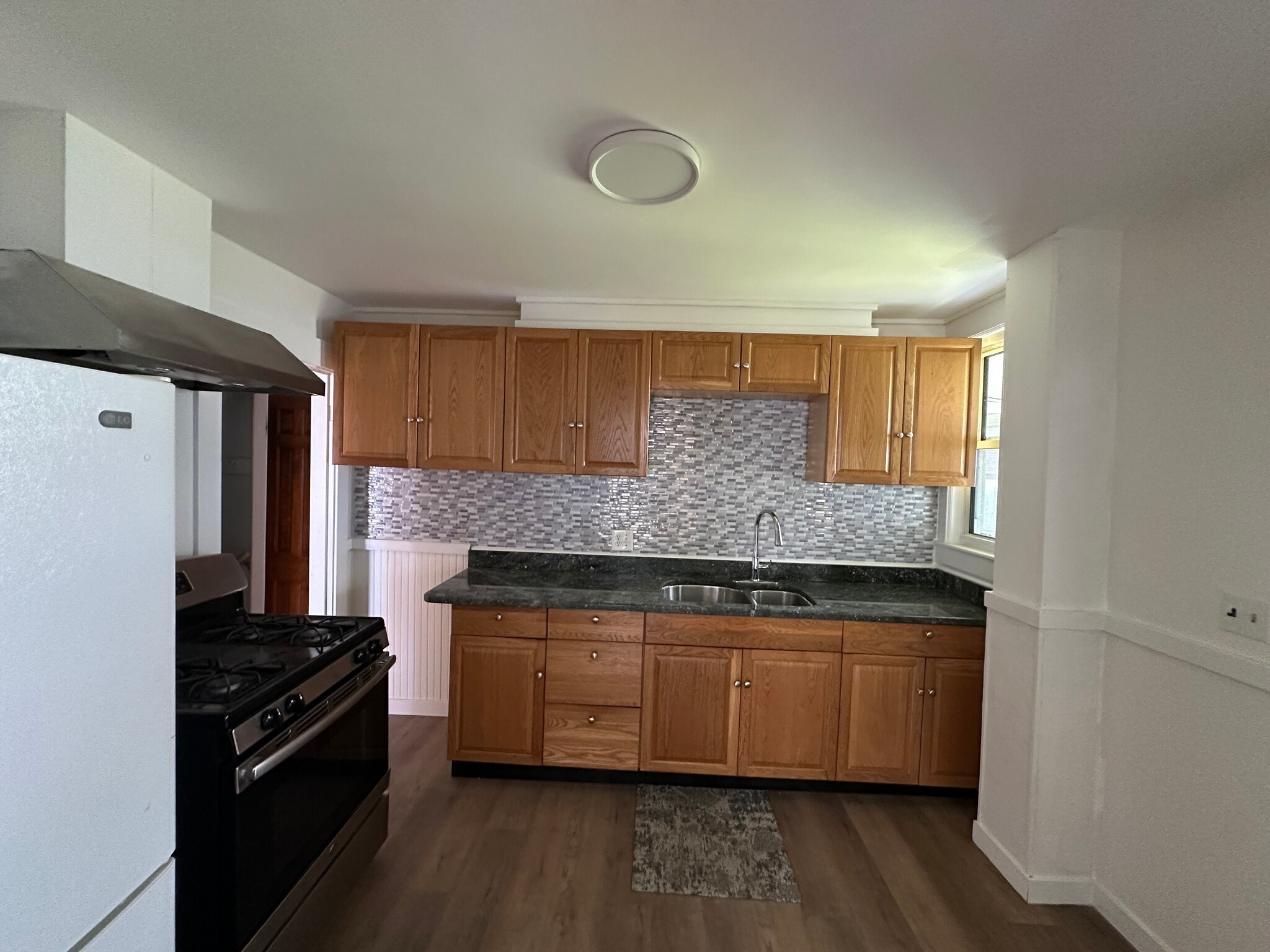 Functional kitchen with ample cabinet space - 7 Buxton Ct