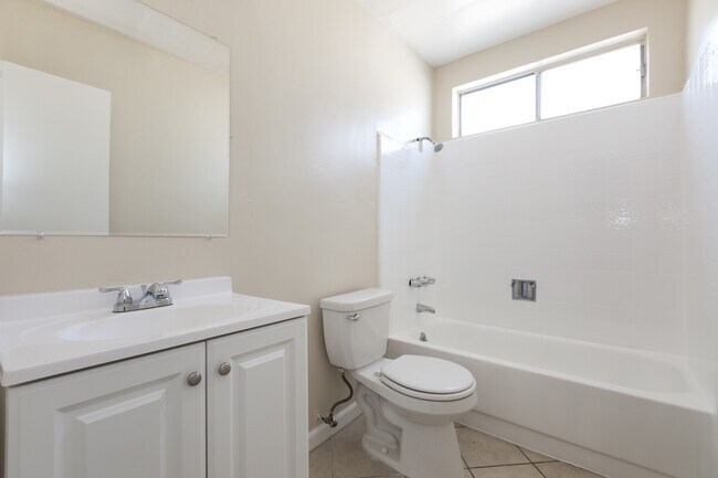 Building Photo - Saticoy