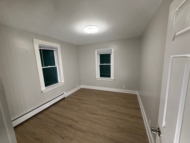 Building Photo - 100 Main St