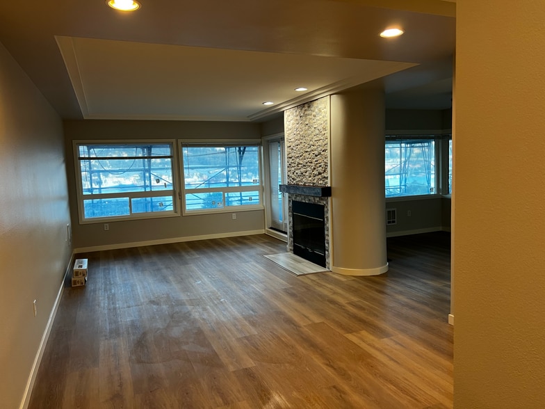 Building Photo - 1768 Aurora Ave N