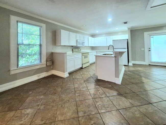 Building Photo - 314 E Park Ave