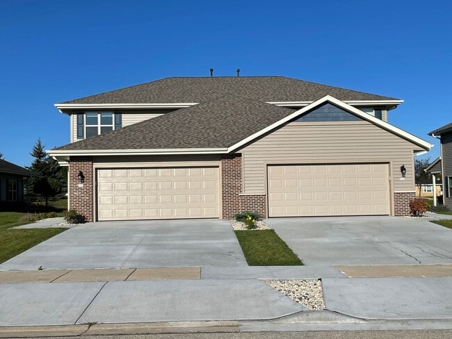 Building Photo - 3 Bedroom / 2.5 Bathroom / Townhome