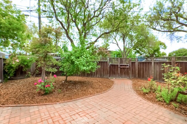 Building Photo - Beautiful Berkeley Cottage!