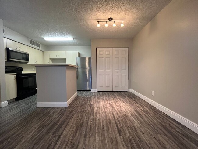 Building Photo - 2/1 Condo in Gated Lakefront Altamonte Com...