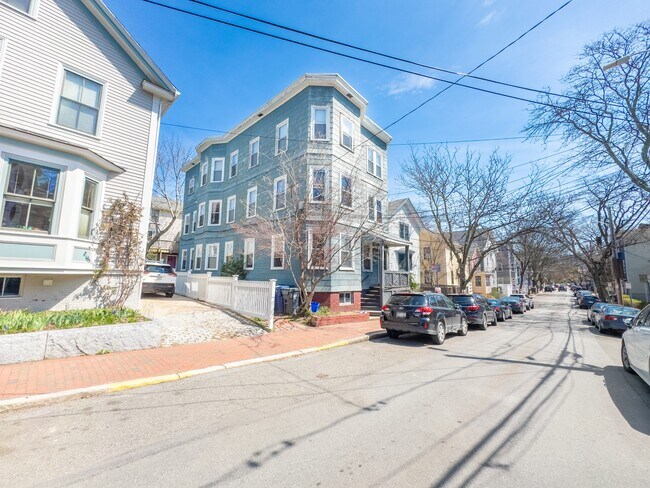 Building Photo - 589 Franklin St