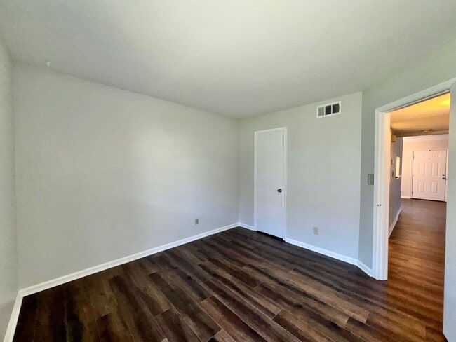 Building Photo - Just Updated & Ready NOW! A Pet Friendly H...