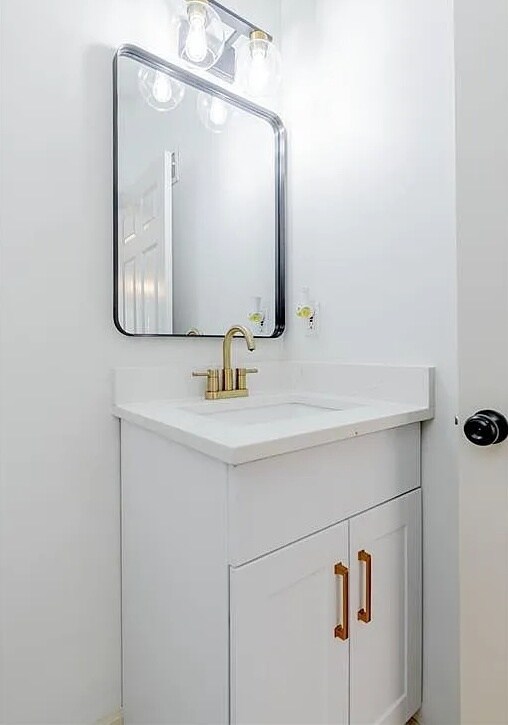 Building Photo - Spacious and Elegant 4 BR 3.5 BA Home in Olathe!