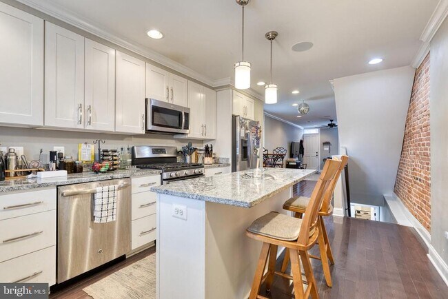 Building Photo - 800 S Curley St