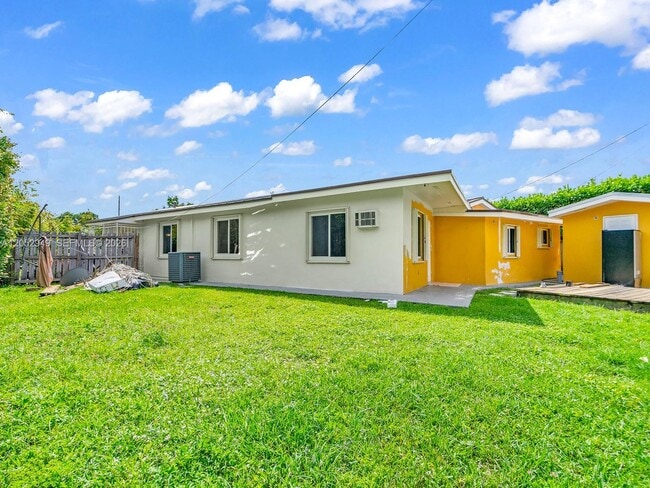 Building Photo - 1430 SW 102nd Ct