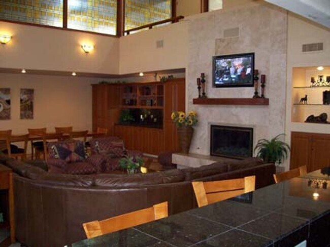Building Photo - 2 Bed, 1 Bath Upstairs Condo with Private ...