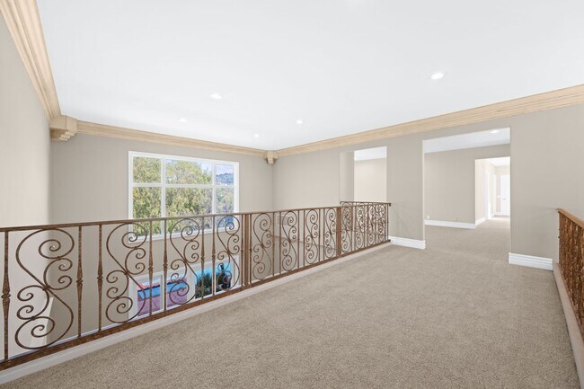 Building Photo - Elegant Dream Escape - Hills of Studio City