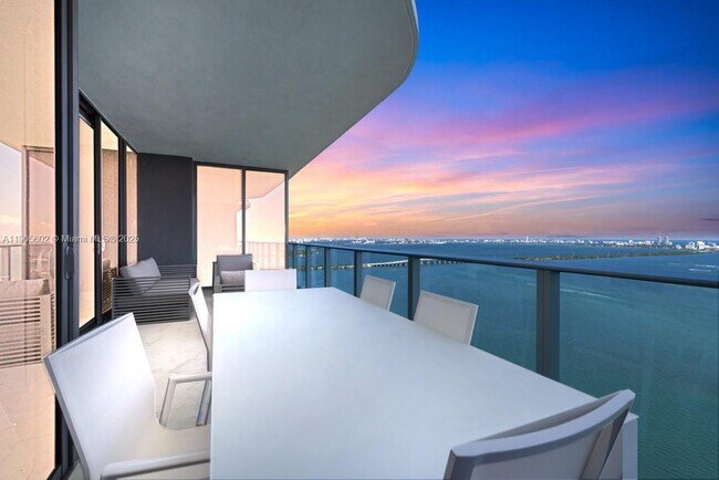 Building Photo - 700 NE 24th St