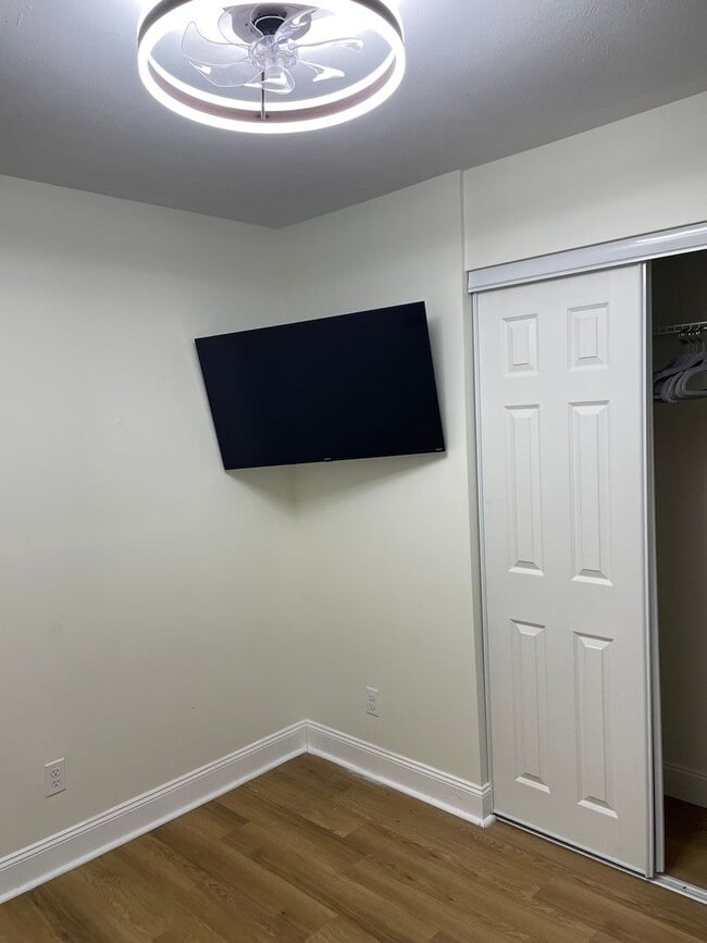 Building Photo - Section 8 Ready Home