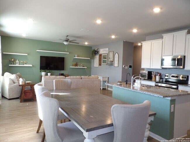 Building Photo - Beautiful and Spacious 4 Bedroom