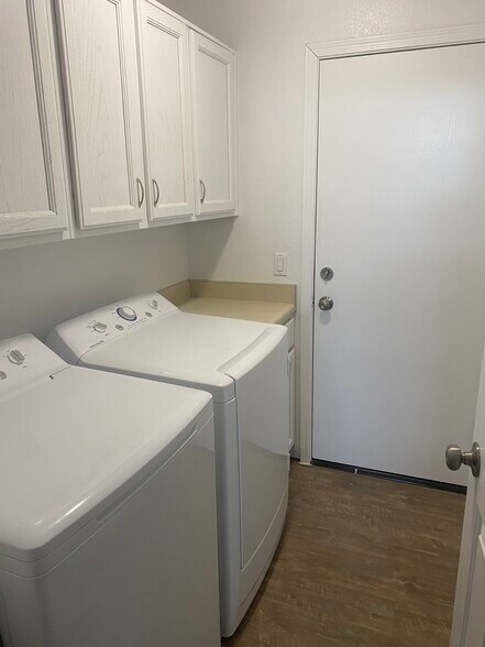 laundry - 7146 W Hunnington Dr