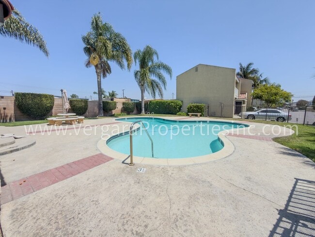 Building Photo - 1136 Gian Dr