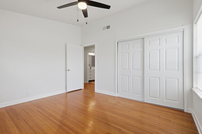 Building Photo - Prime North Central Location!